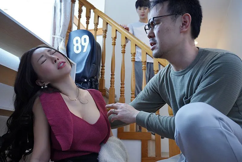 Bướm hồng hào vừa cởi quần lót ra chưa chịch mà em đã chảy nước rồi